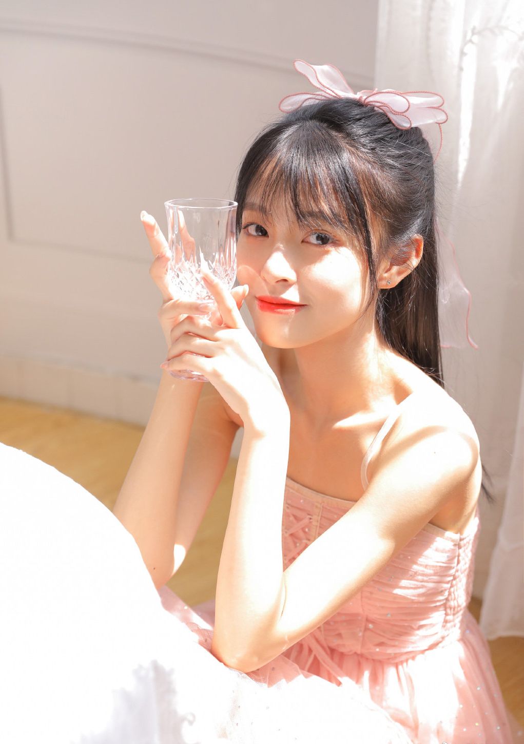 大学校园清纯女神吊带裙粉红诱惑性感写真