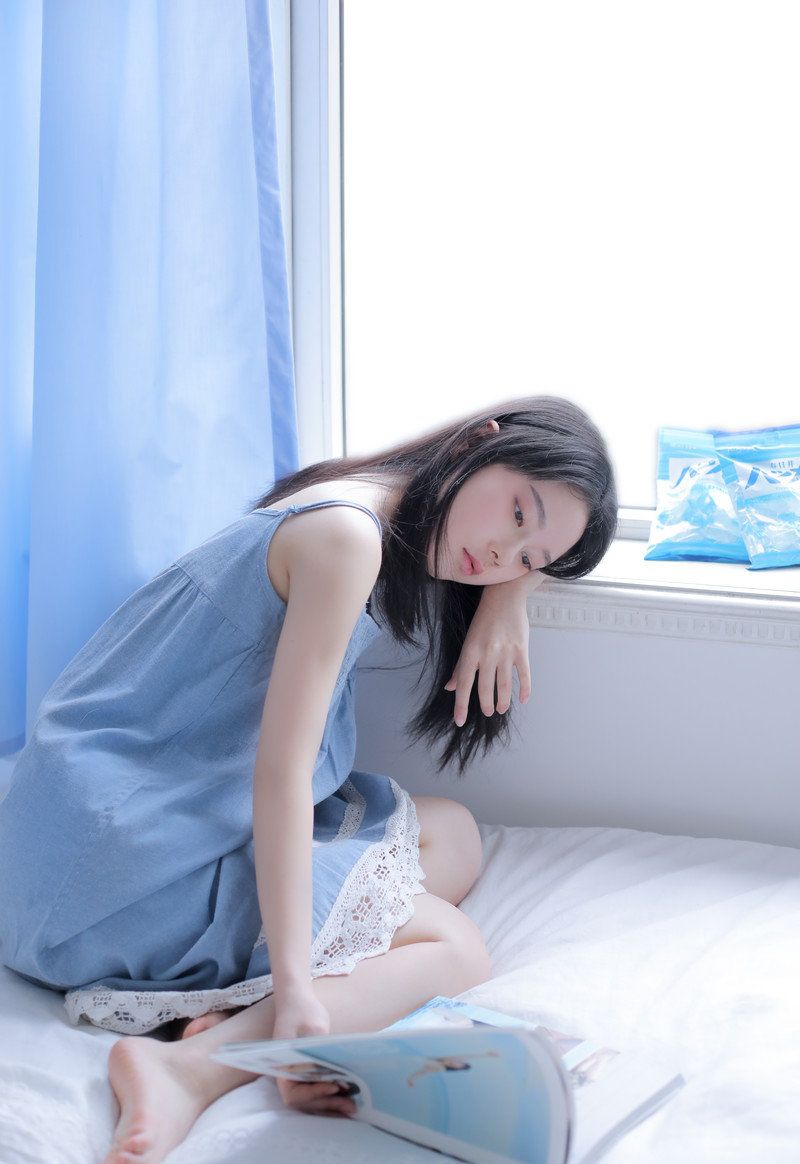 清纯可爱吊带睡裙美女慵懒性感私房写真图片