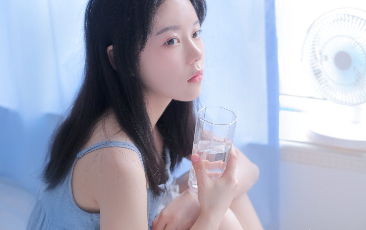 清纯可爱吊带睡裙美女慵懒性感私房写真图片