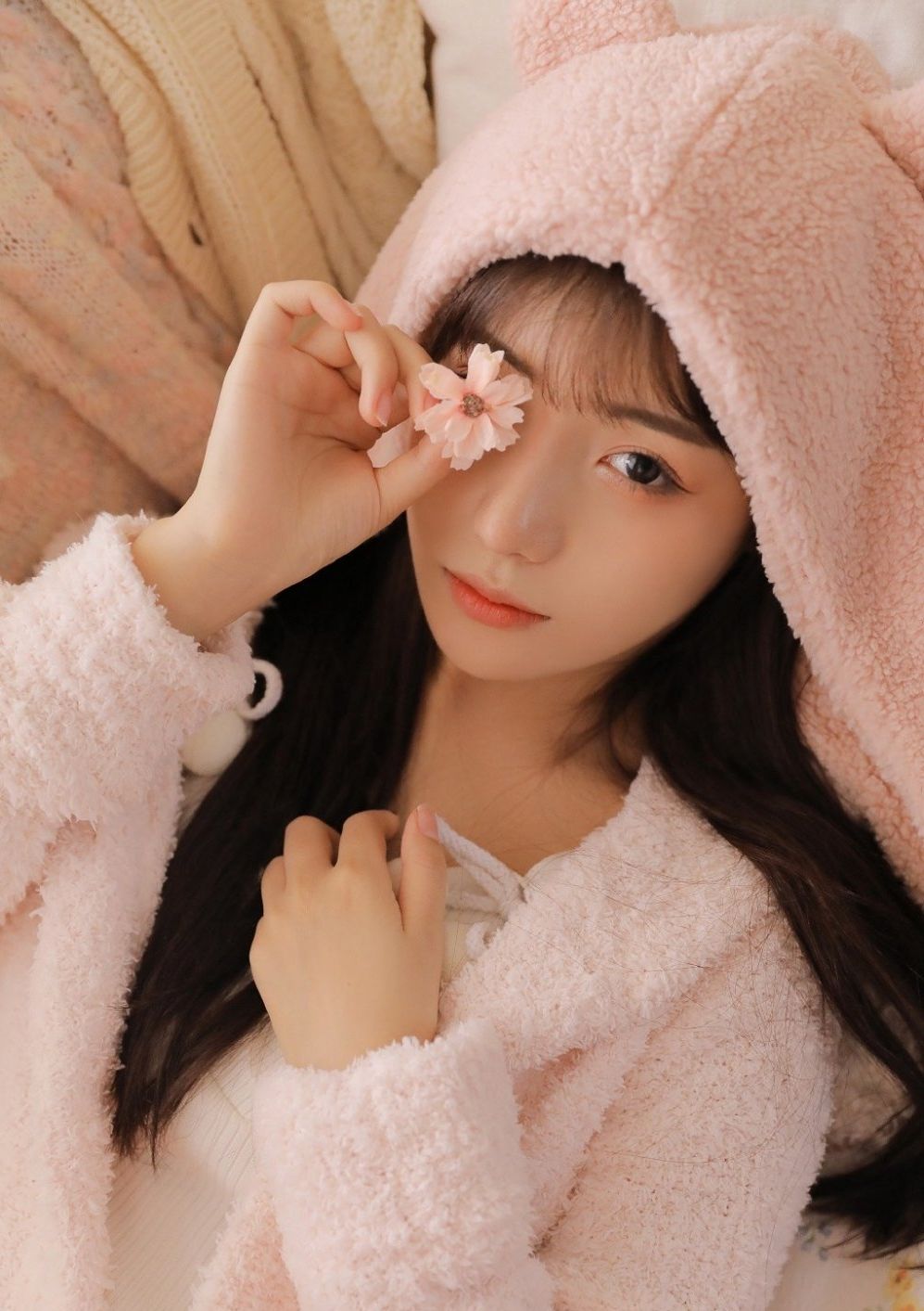 俏皮可爱的95后小美女杏眼清纯私房可人写真