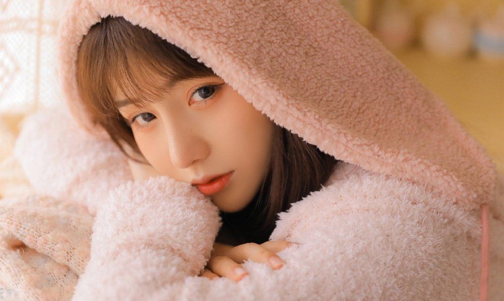 俏皮可爱的95后小美女杏眼清纯私房可人写真