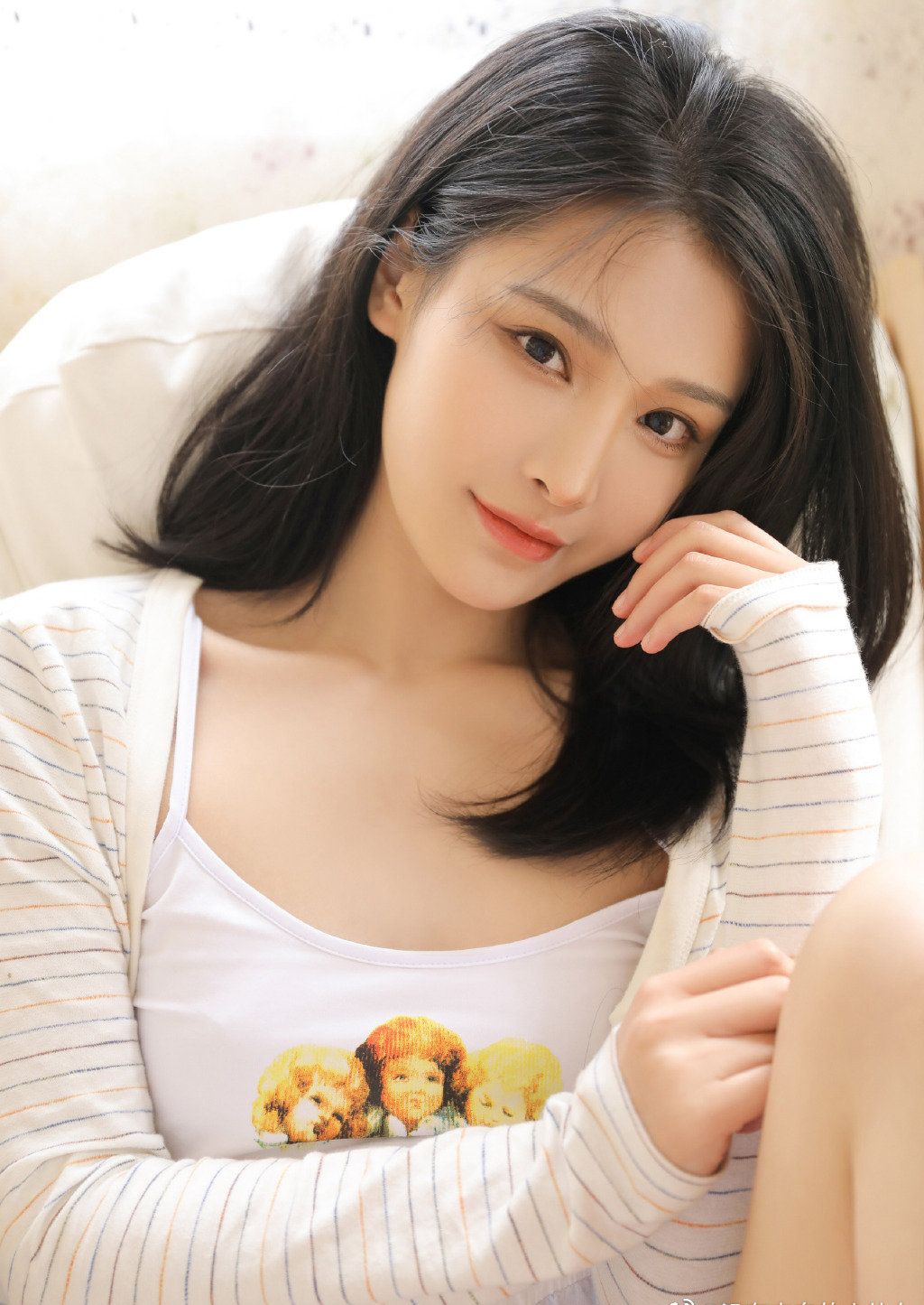 露肩短裤可爱美女白嫩肌肤极度性感诱人私房写真