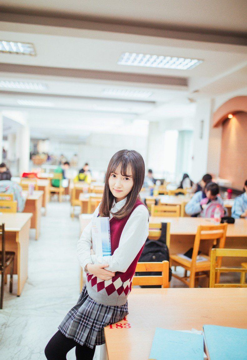 穿短裙的清纯大学美女校花自习室写真