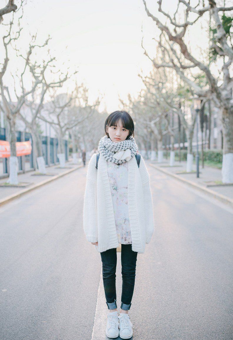 白嫩清纯短发美女校花校园迷人照片