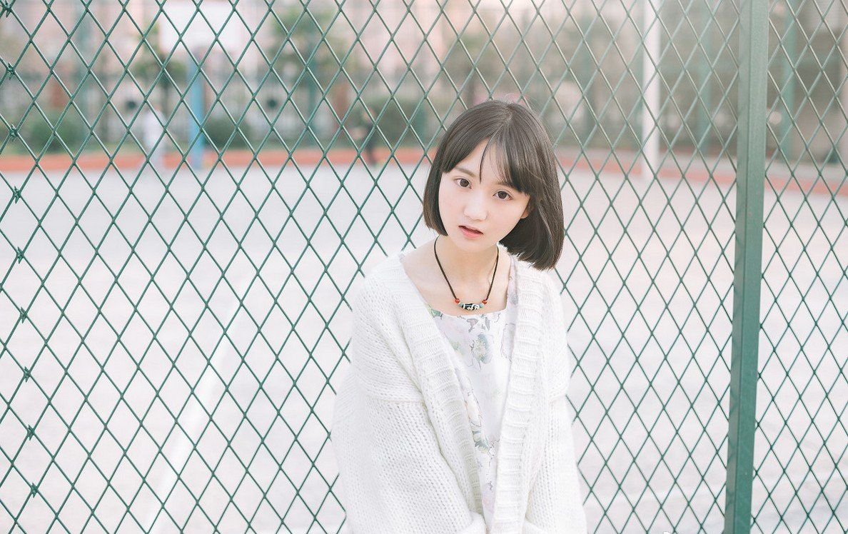 白嫩清纯短发美女校花校园迷人照片