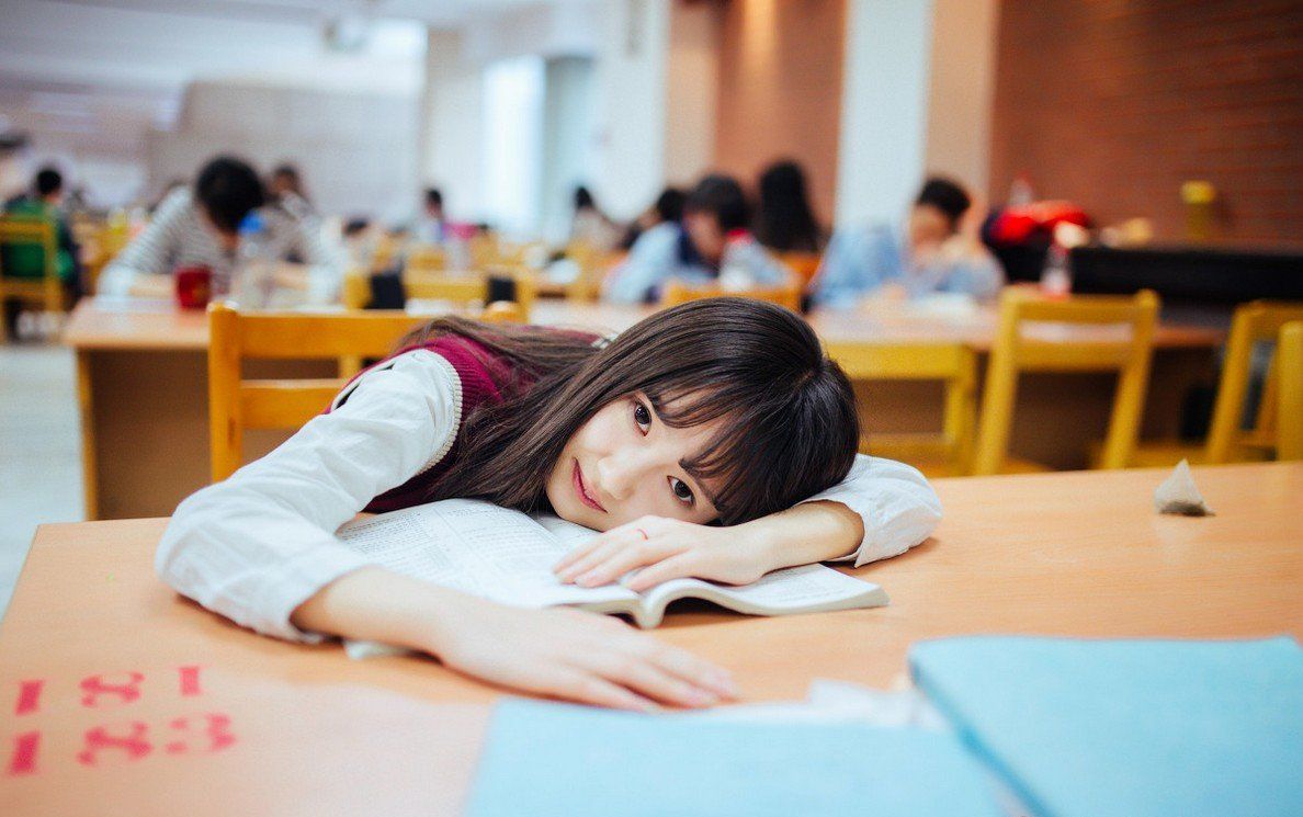 穿短裙的清纯大学美女校花自习室写真