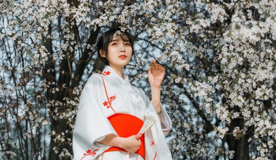 日系可爱美女樱花下曼妙身姿清纯唯美写真图片