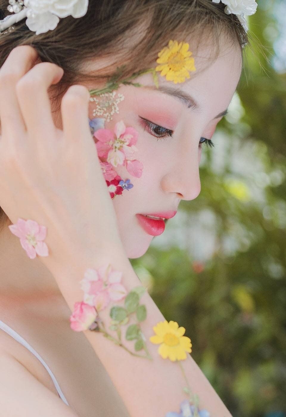 人间仙子红唇雪肤白色吊带裙气质优雅户外写真图片