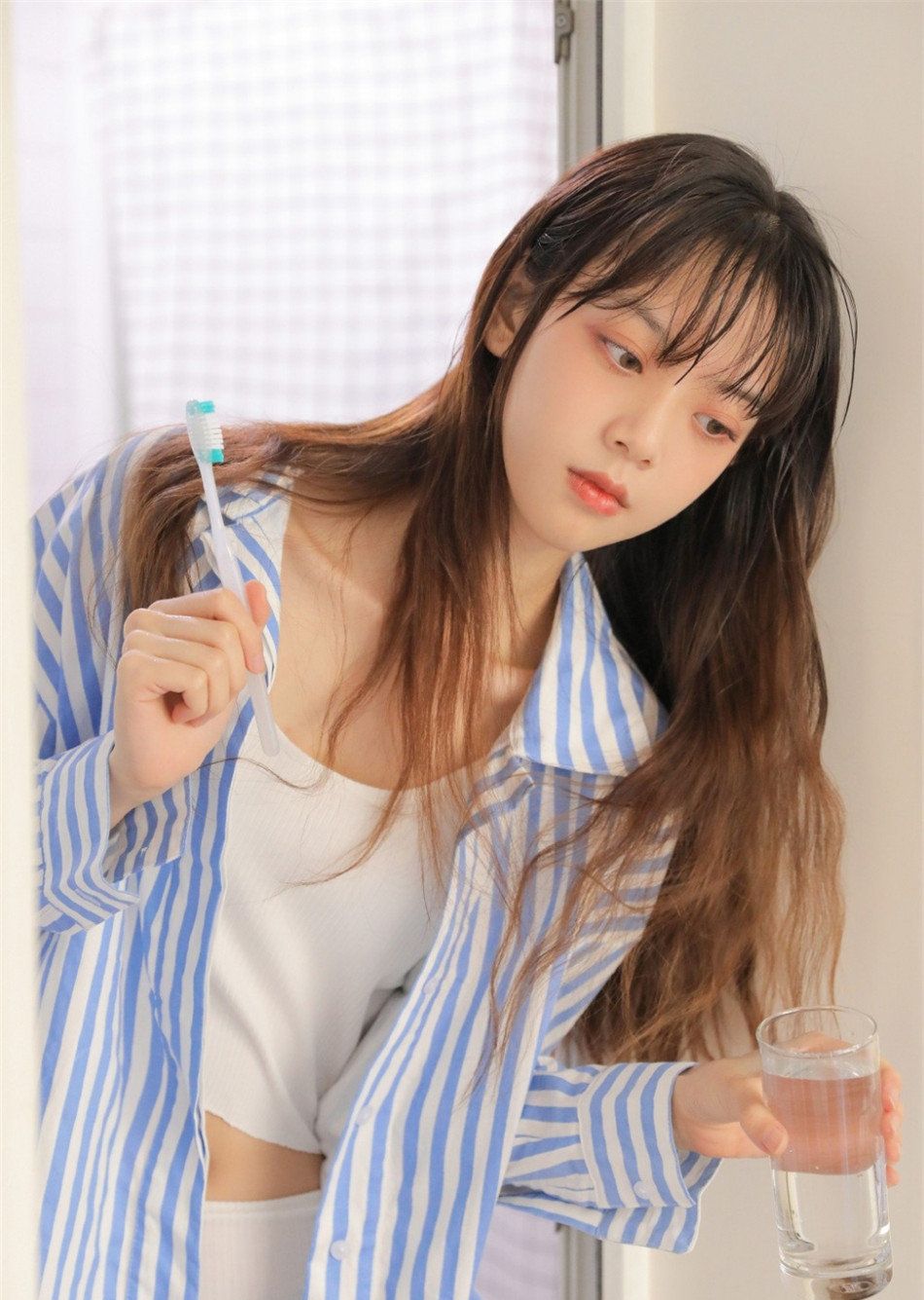校花女神清爽衬衣俏皮马尾辫气质慵懒迷人高清图片