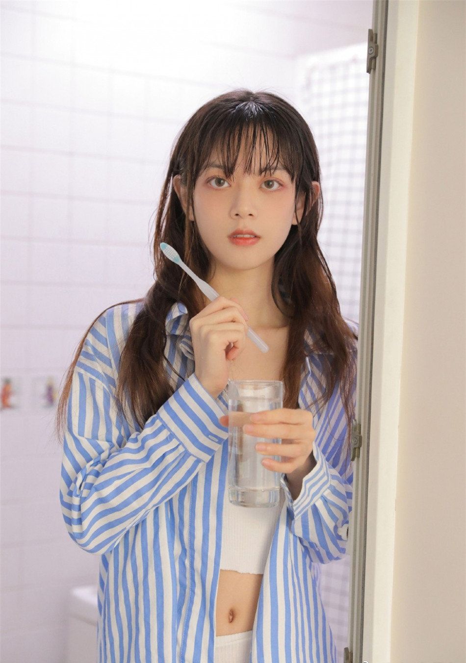 校花女神清爽衬衣俏皮马尾辫气质慵懒迷人高清图片
