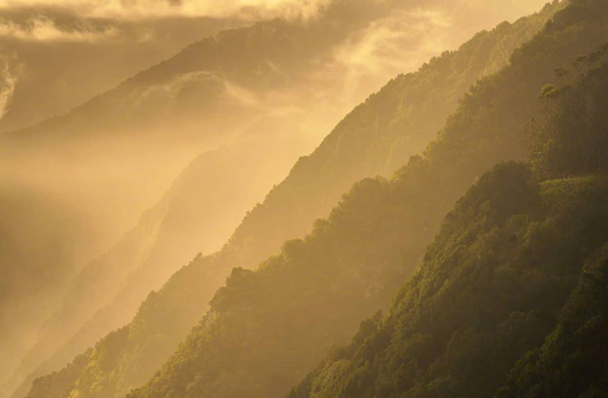 马德里的山峰与云雾