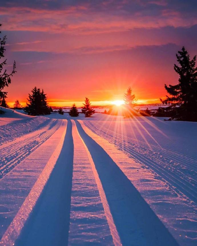 冬日夕阳下的冰雪挪威