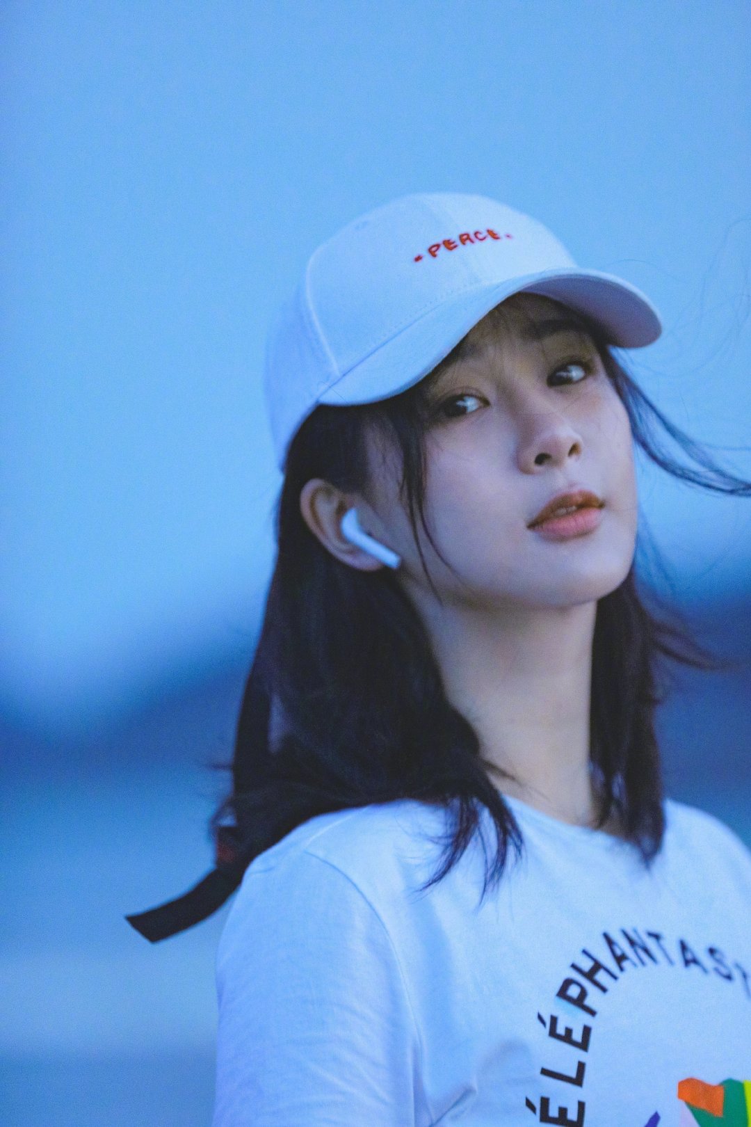 杨紫率性可爱海边写真