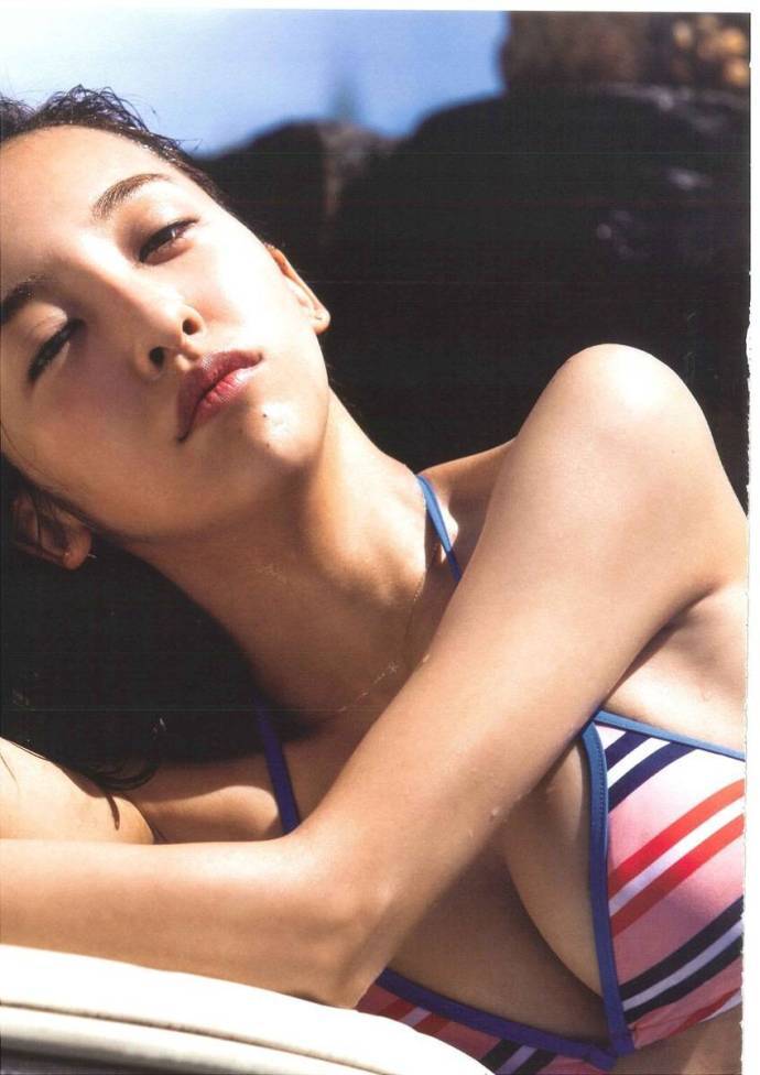 板野友美 盛夏写真集