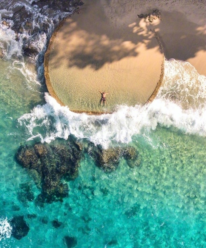 拉古纳海滩的天然泳池