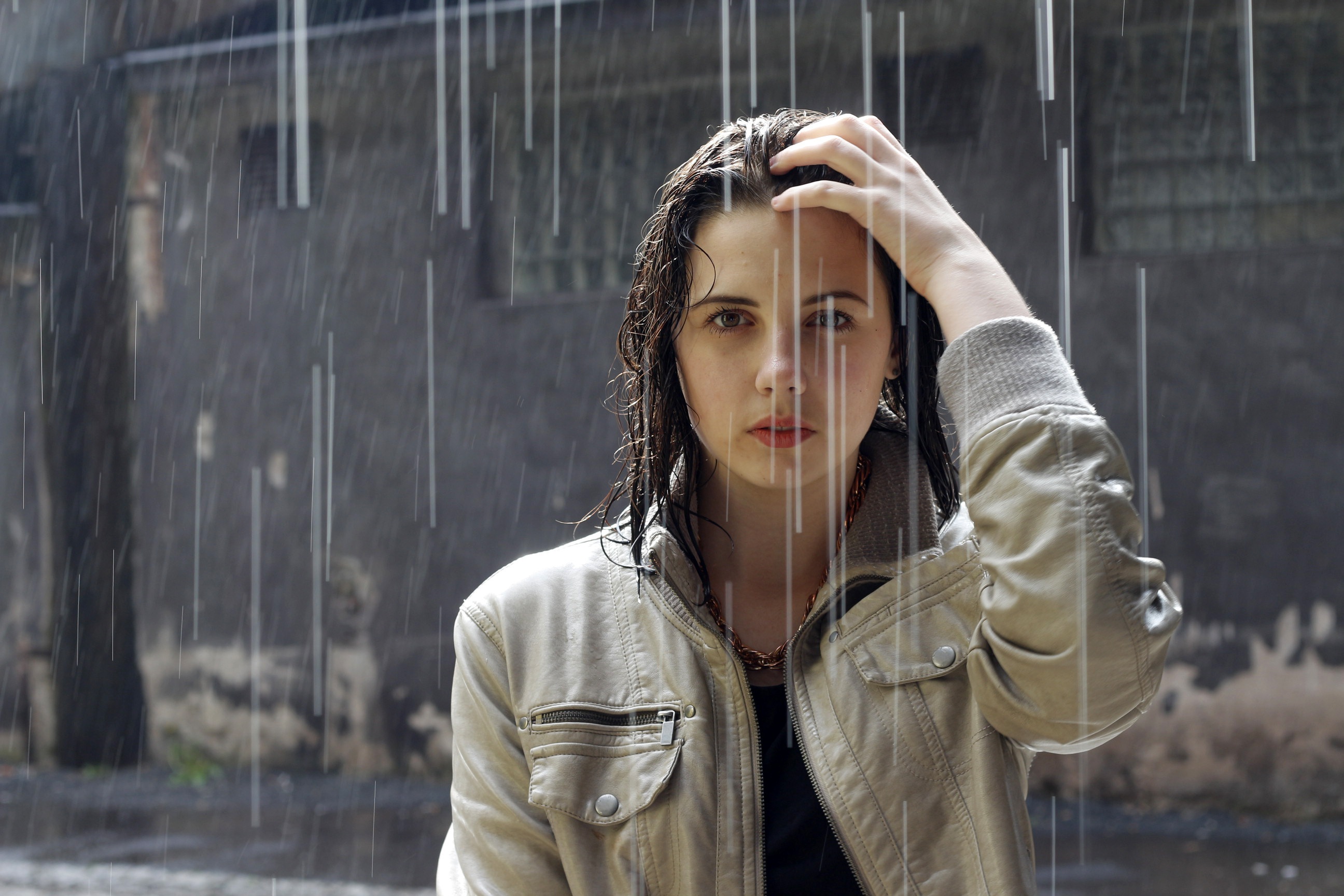 超清雨中棕色头发的外国美女壁纸