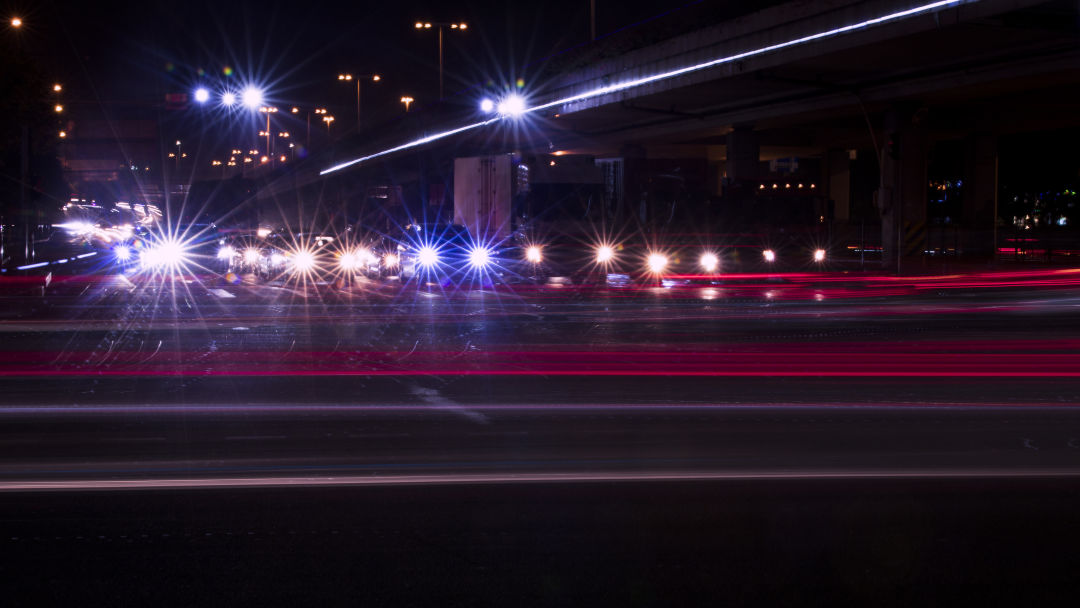 夜晚的亮丽街道