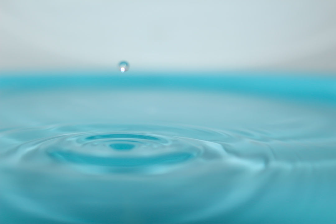 一滴水滴入水里