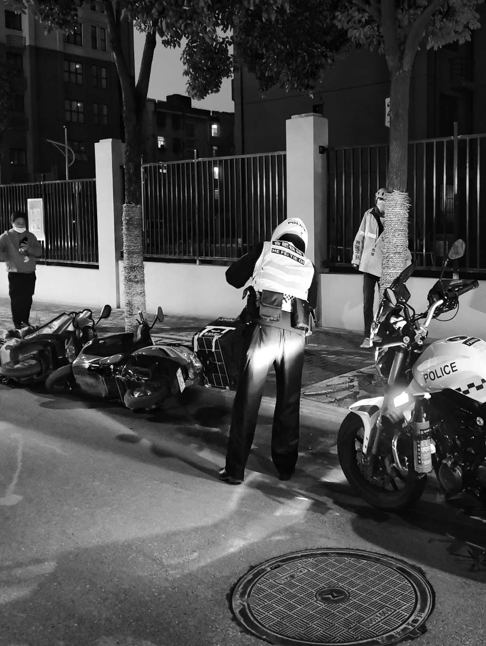 夜色里处理交通事故的交警