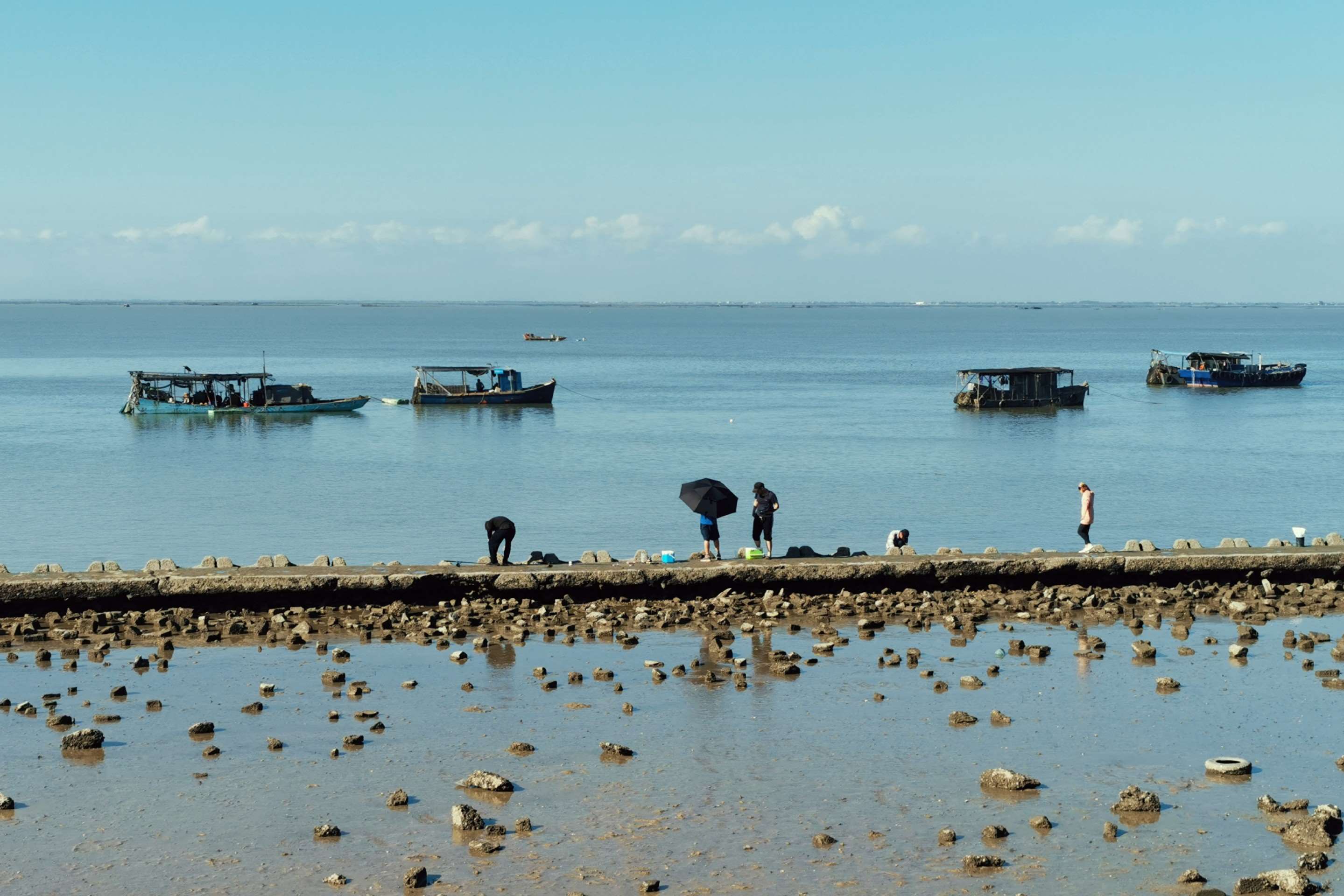 海滩渔舟