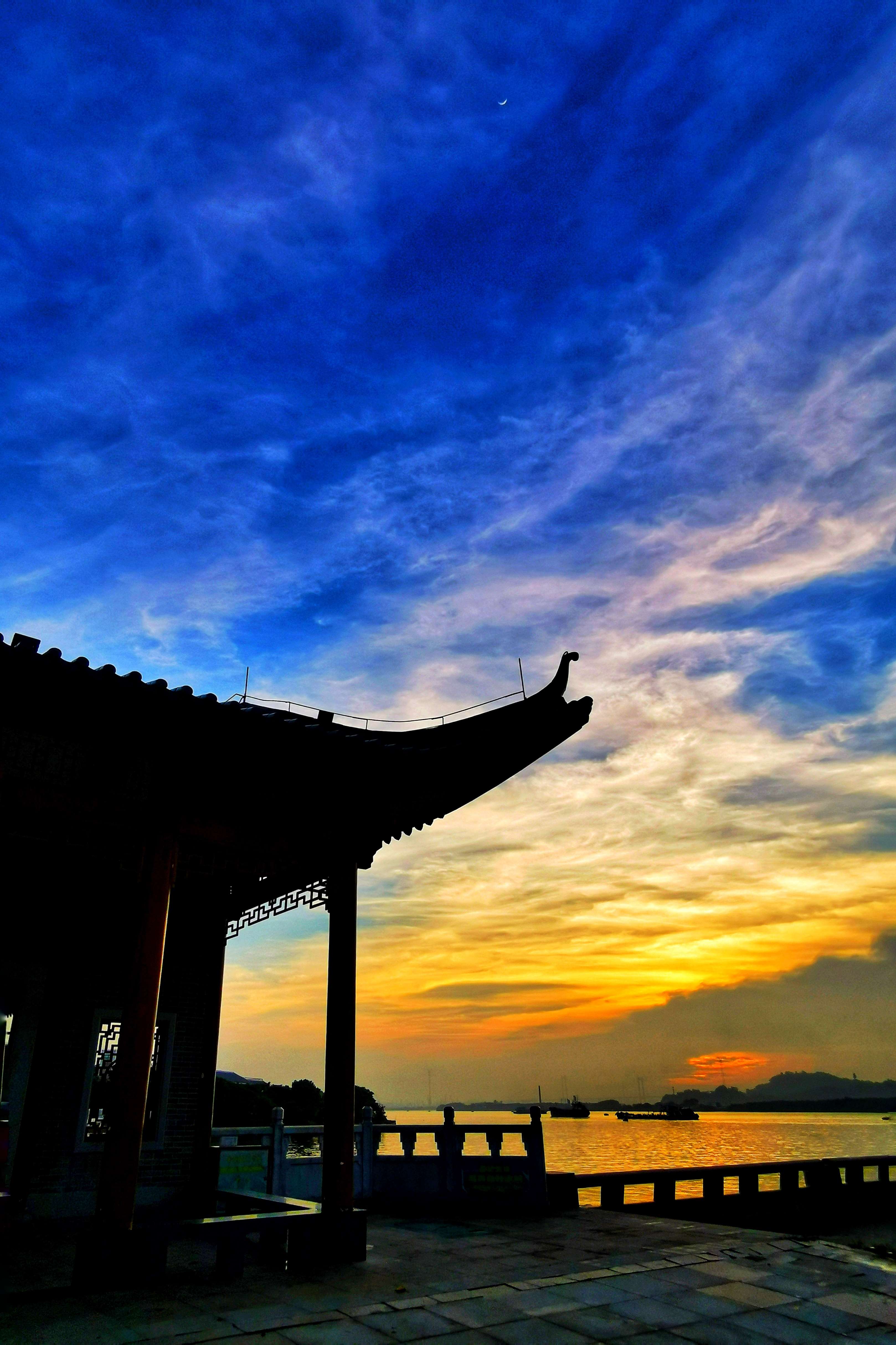 日出，阳光揭开夜的面纱