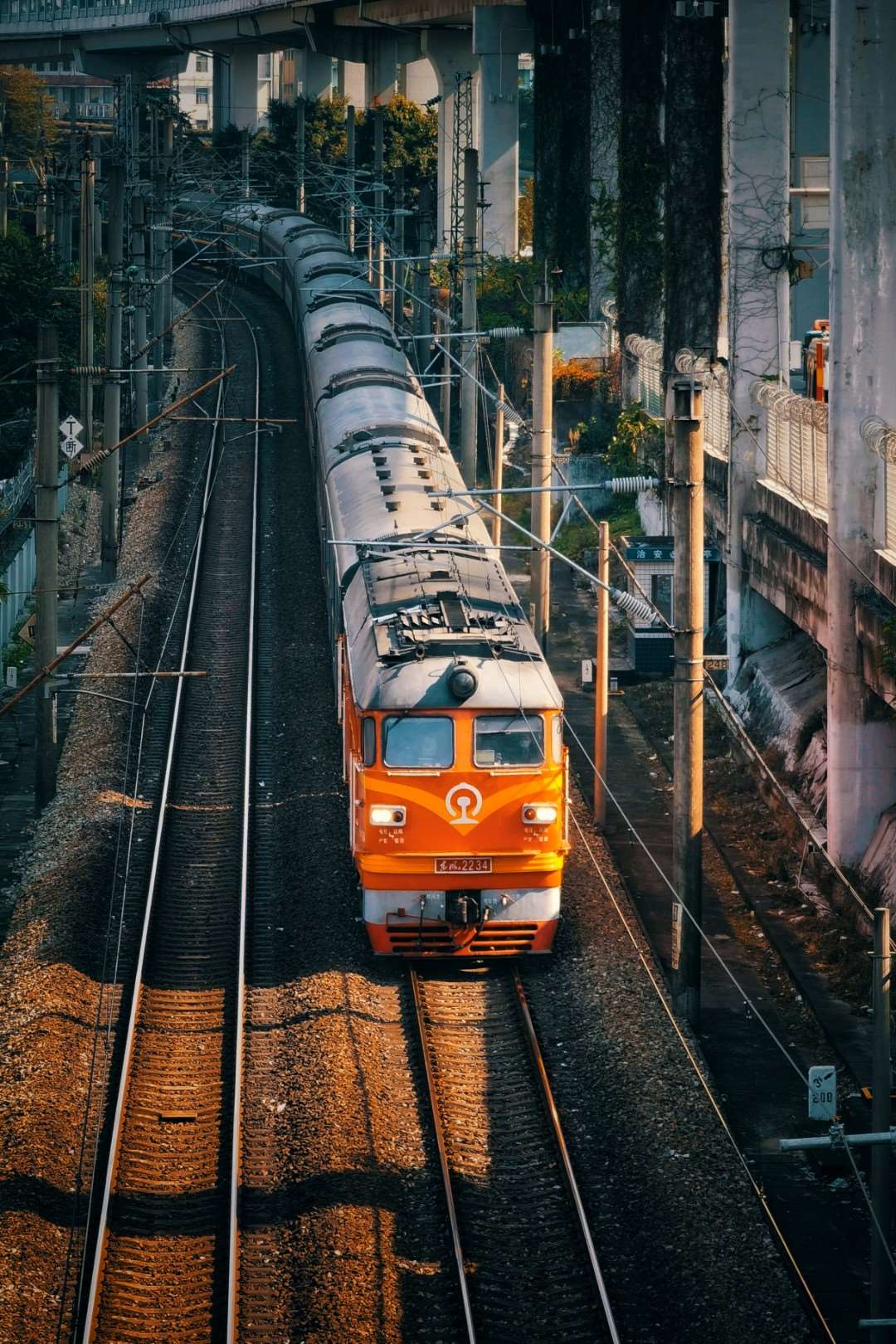 穿行闹市的列车