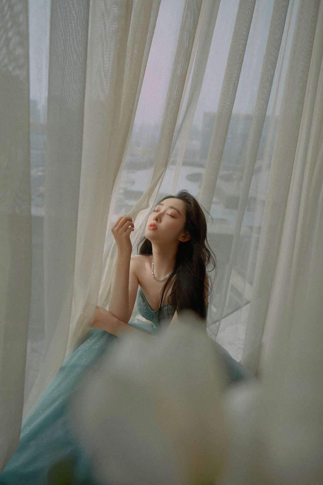 蒋梦婕身穿蓝色公主裙