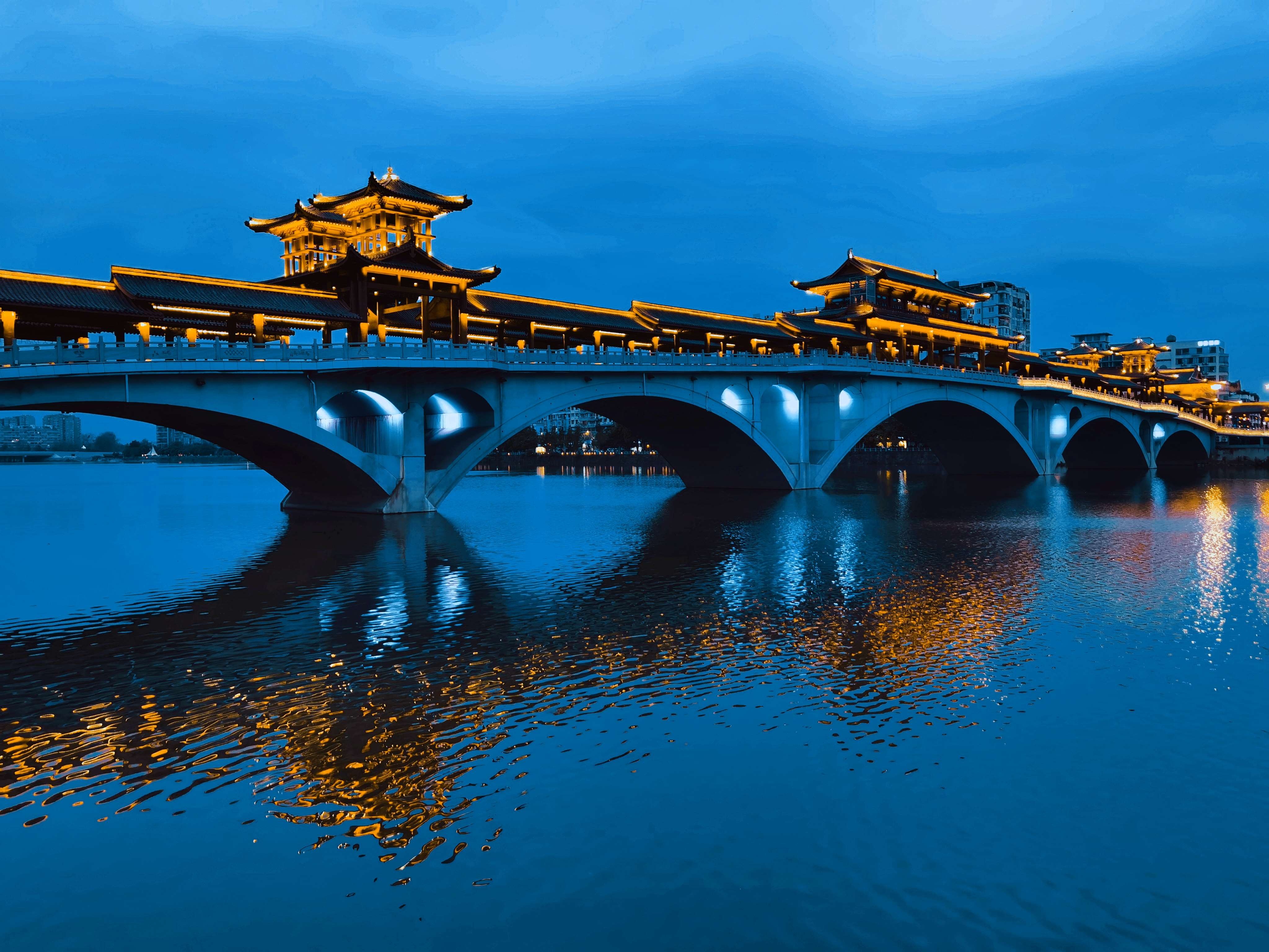廊桥夜色正好