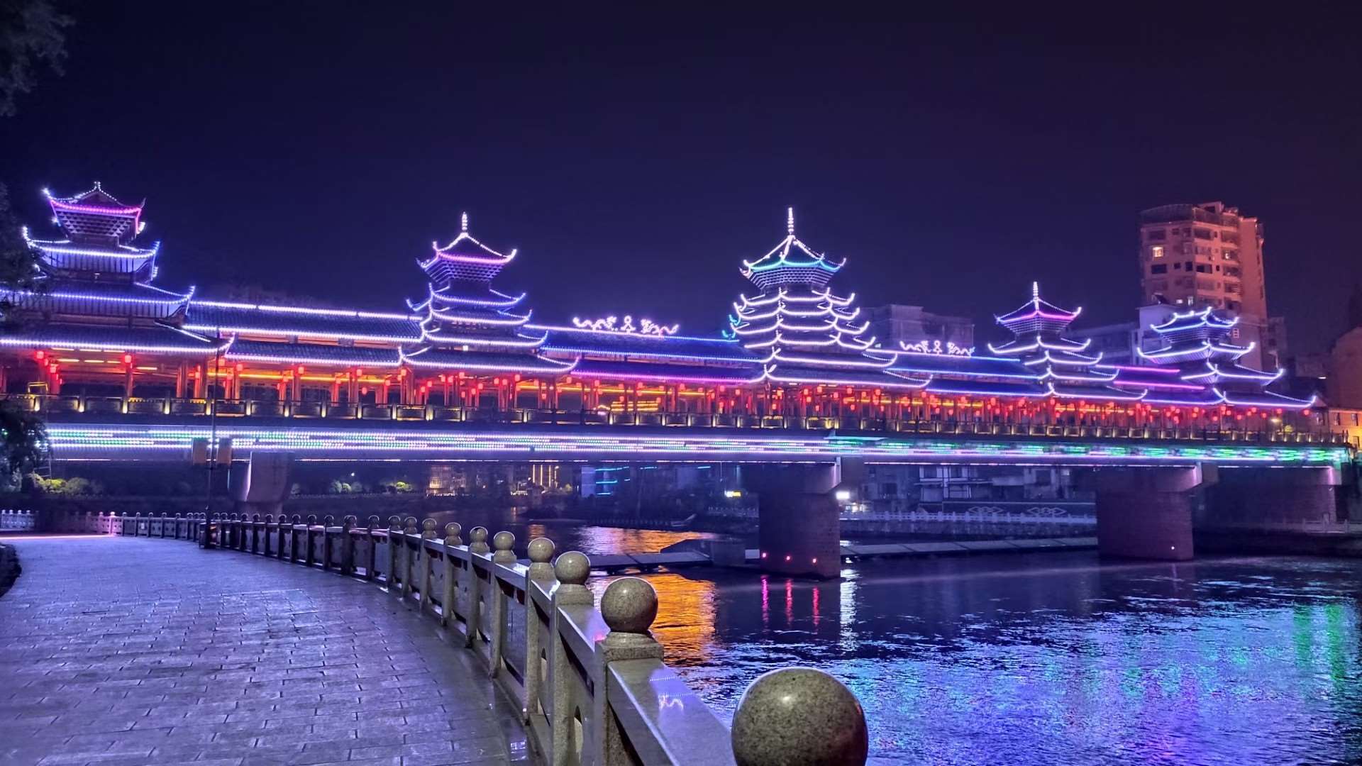 河边夜景