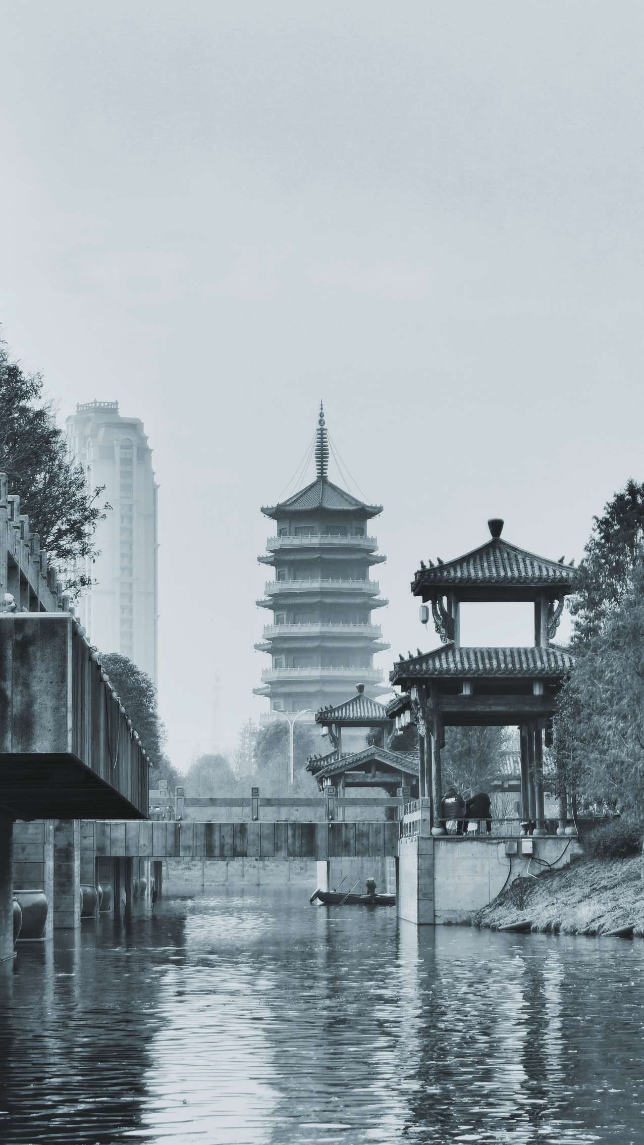 滨江塔影