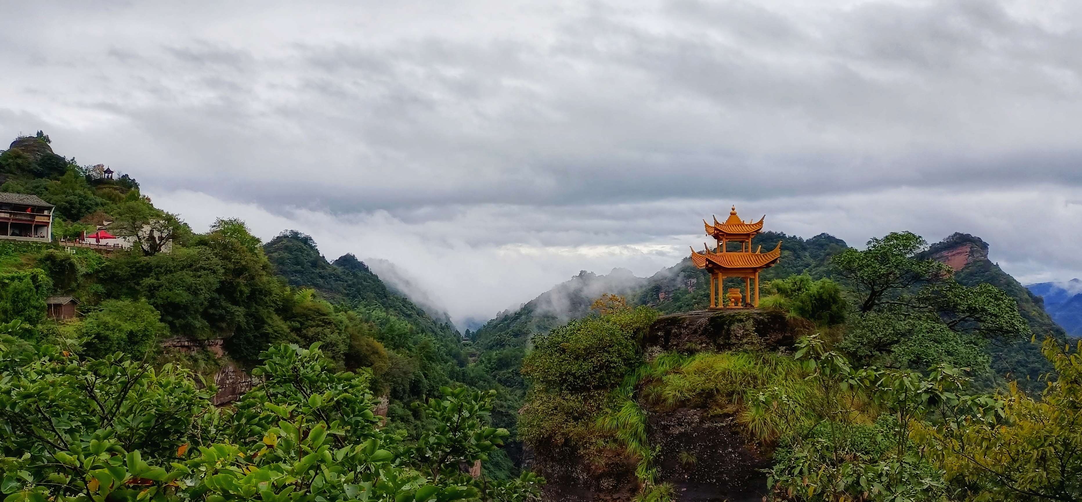 云雾缭绕齐云山