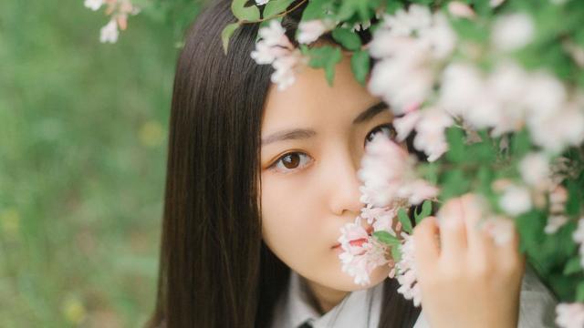花海中的美人