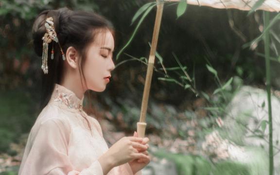 两位穿汉服的美女,撑着油纸伞,惊艳了西湖!