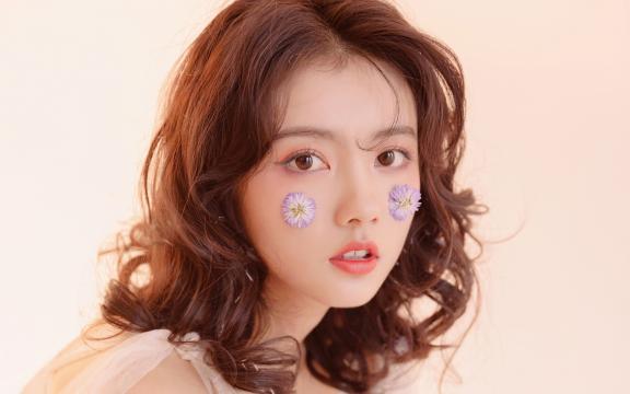 粉色的少女系装扮的美女图片