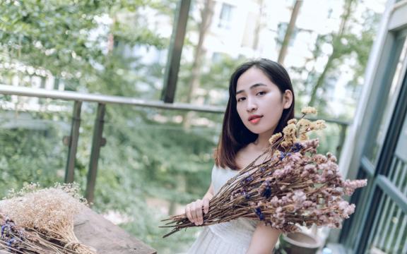 优雅的白裙仙女般的美女