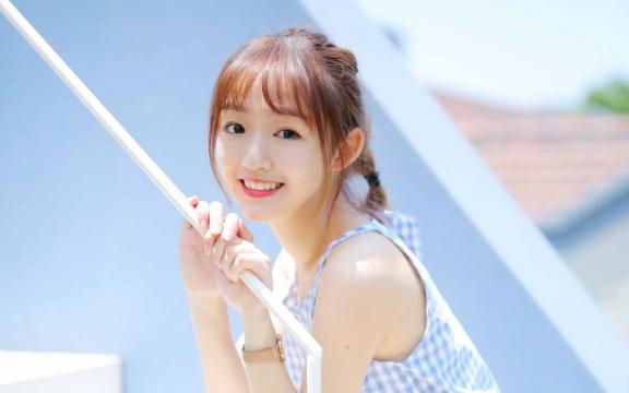 阳光下的青春靓丽女子