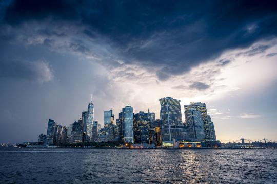 暴风雨下的城市
