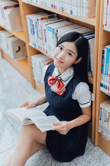 漂亮的小姐姐在图书馆里