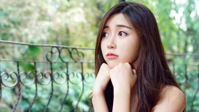 高颜值美女方绮言护栏魅力写真