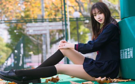 甜美白皙美女学生装迷人写真