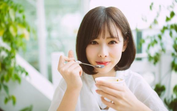 白皙优雅美女温婉迷人写真