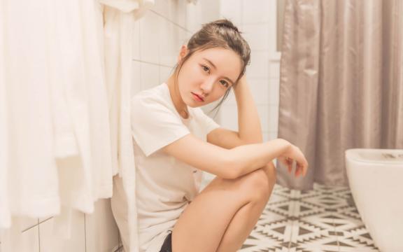 清纯美女浴室写真