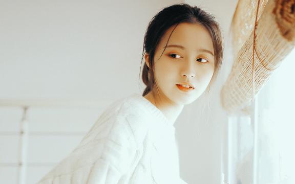 文艺美女居家迷人写真