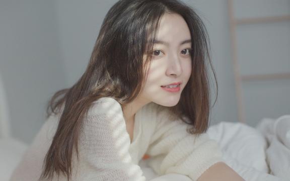 露肩毛衣美女美腿写真