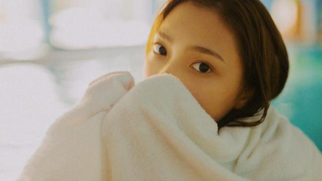 养眼美女泳池迷人写真