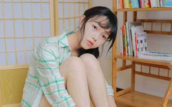 白嫩可爱美少女居家写真