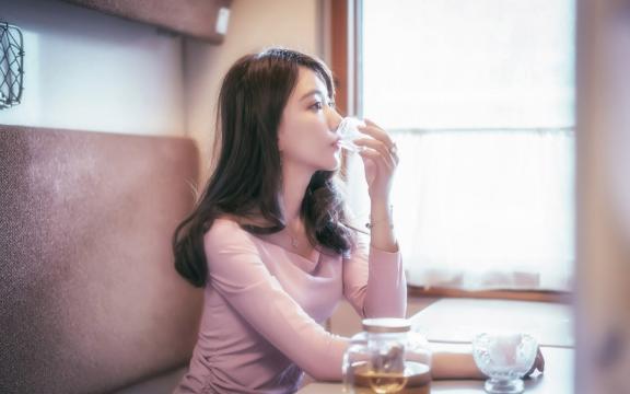 唯美气质美女火车写真