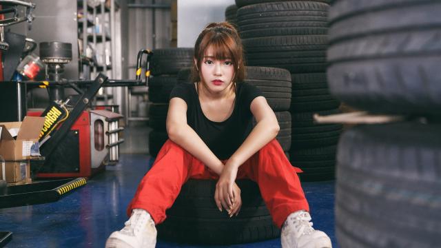 身材姣好美女车间工作照