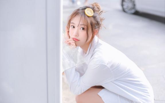 俏皮美女白衬衫迷人写真