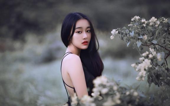 露背美女户外时尚迷人写真
